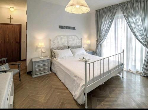 マルティンシクーロにあるB&B il Country e il Mareのベッドルーム(大きな白いベッド1台、ランプ付)
