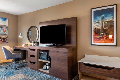 Μια τηλεόραση ή/και κέντρο ψυχαγωγίας στο Hampton Inn Greenfield