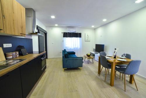 een keuken en een woonkamer met een tafel en een eetkamer bij Apartment Sara Sinj in Sinj