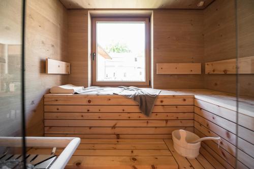 een kamer met een sauna en een raam bij Sunnseit Apartment 3 in Ultimo