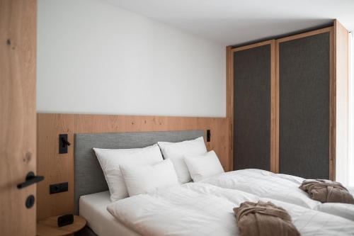 En eller flere senge i et værelse på Sunnseit Apartment 3
