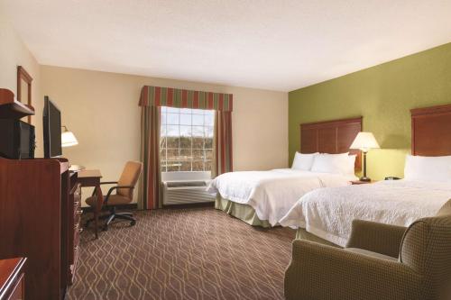 Habitación de hotel con 2 camas, escritorio y ventana en Hampton Inn & Suites Greenfield, en Greenfield