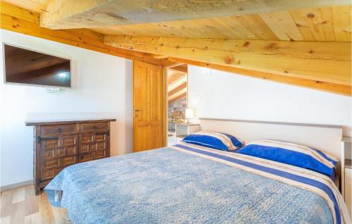 En eller flere senger på et rom på 4 Bedroom Stunning Home In Pomer