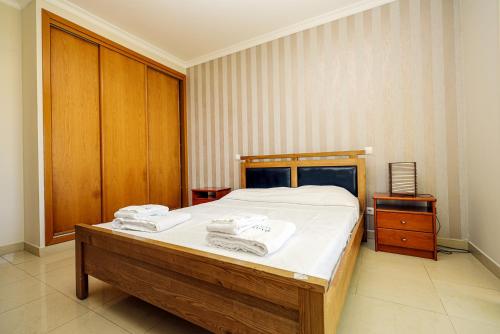 una camera da letto con un letto e asciugamani di C07 - 3 Bed Luxury Penthouse in Downtown Lagos a Lagos