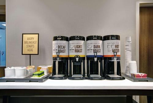 eine Gruppe von Weinflaschen auf einer Theke in der Unterkunft Hampton Inn Greenville/Woodruff Road in Greenville