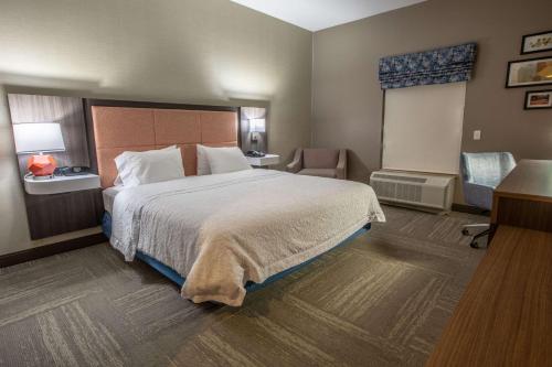 Кровать или кровати в номере Hampton Inn Hadley-Amherst Area