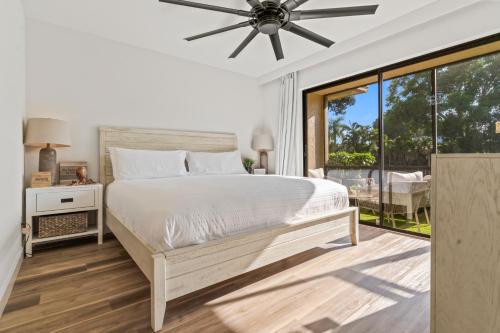 1 dormitorio con 1 cama y ventilador de techo en Park Shore Resort, en Naples