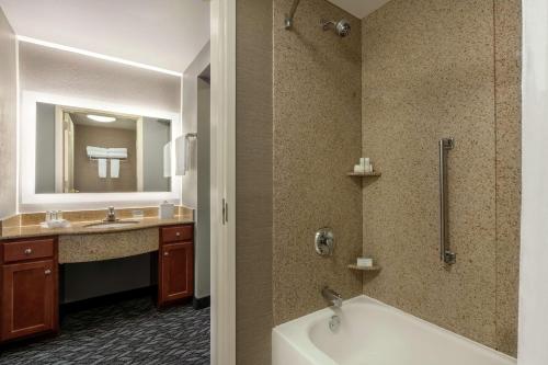 uma casa de banho com uma banheira e um lavatório em Homewood Suites by Hilton Harrisburg East-Hershey Area em Harrisburg