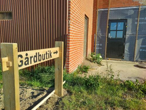 a sign in front of a building that says gardenchild at Rikke og Franks Svineri in Lemvig