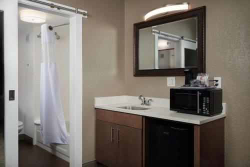 La salle de bains est pourvue d'un lavabo et d'un four micro-ondes. dans l'établissement Hampton Inn Hanover, à Hanover
