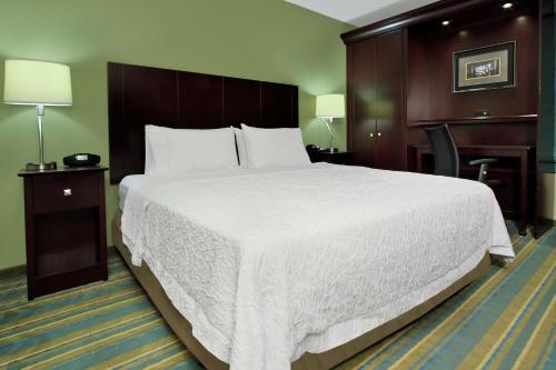 - un grand lit blanc dans une chambre d'hôtel dans l'établissement Hampton Inn Hagerstown, à Hagerstown
