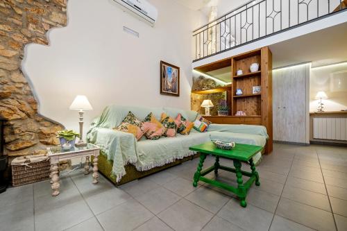 un soggiorno con divano e tavolo di Hauzify I Casa Palou a Palamós