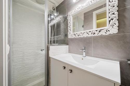 a bathroom with a sink and a mirror at Hauzify I Casa Palou in Palamós