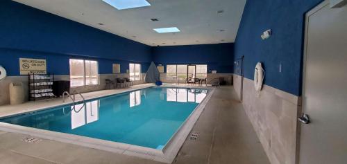 una grande piscina con pareti blu e una parete blu di Hampton Inn - Hillsville a Hillsville