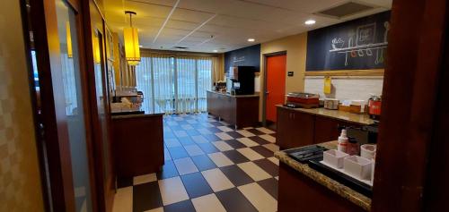 pokój z restauracją z podłogą wyłożoną szachownicą w obiekcie Hampton Inn - Hillsville w mieście Hillsville