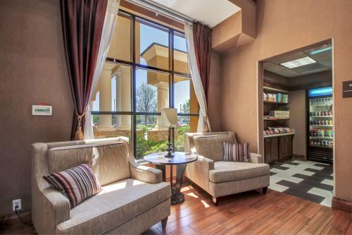 a living room with two chairs and a table at Hampton Inn & Suites by Hilton Hemet Menifee Murrieta in Hemet