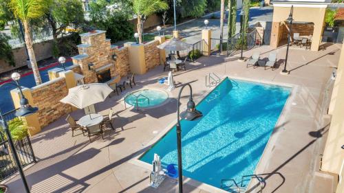 an overhead view of a pool with tables and chairs at Hampton Inn & Suites by Hilton Hemet Menifee Murrieta in Hemet