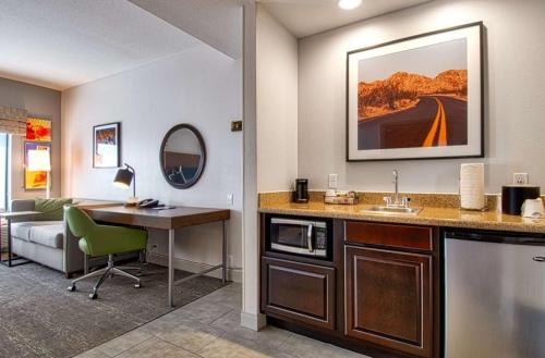 Habitación de hotel con escritorio y lavabo en Hampton Inn & Suites by Hilton Hemet Menifee Murrieta, en Hemet