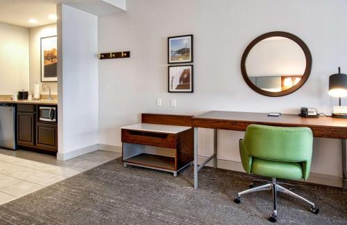 a desk with a green chair and a mirror at Hampton Inn & Suites by Hilton Hemet Menifee Murrieta in Hemet