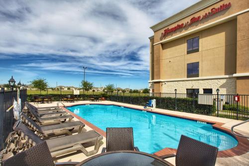 basen z krzesłami i hotel w obiekcie Hampton Inn & Suites Houston Rosenberg w mieście Rosenberg