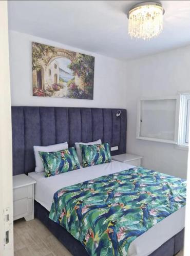 una camera con letto e testiera blu di Inviting 1-Bed Apartment in Ksar sghir a Ksar es-Seghir