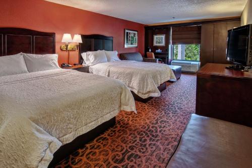 Hampton Inn Ashland في أشلاند: غرفة فندقية بسريرين وتلفزيون بشاشة مسطحة