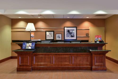 ハリソンにあるHampton Inn Harrisonの入院中のフロントデスクのあるロビー