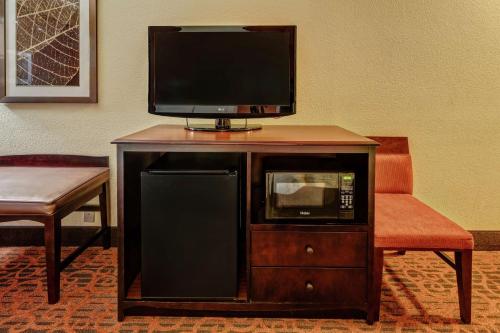 TV a/nebo společenská místnost v ubytování Hampton Inn Ashland