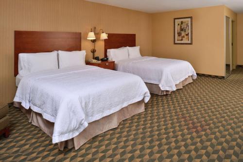 Hampton Inn Harrisonにあるベッド