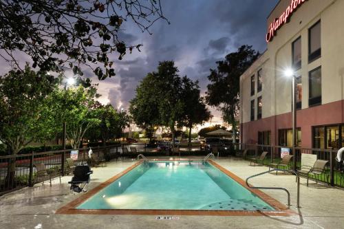 ホーマにあるHampton Inn Houmaの建物の前のプール