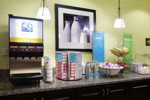 Hampton Inn Houmaにあるコーヒーまたはお茶