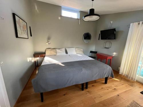 Giường trong phòng chung tại Eget boende i privat uthuslänga