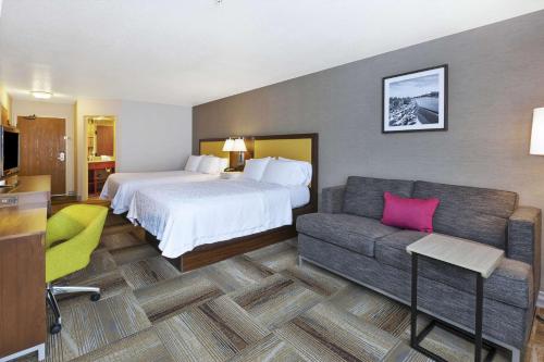 una camera d'albergo con letto e divano di Hampton Inn Idaho Falls a Idaho Falls