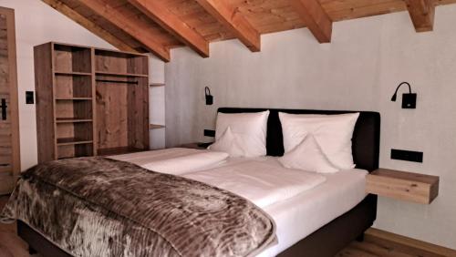 ザンクト・アントン・アム・アールベルクにあるApart Wolfgang Birklのベッドルーム1室(大型ベッド1台、白いシーツ、枕付)