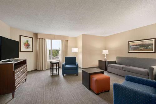 a living room with a couch and a tv at Homewood Suites by Hilton Wilmington-Brandywine Valley in Talleyville