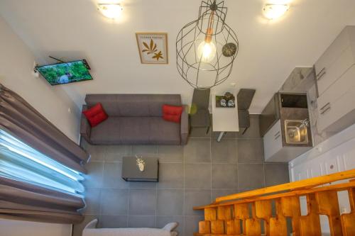 - un salon avec un canapé et un escalier dans l'établissement Privileged villa, à Néa Péramos