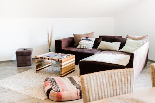 a living room with a couch and a coffee table at Ferienwohnung - Haus am Sonnenhang in Wertach