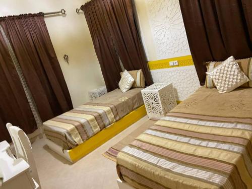 een hotelkamer met 2 bedden en een tafel bij 4 Seasons Guesthouse Gafait 