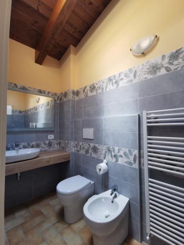 a bathroom with a toilet and a sink at Luci nel Bosco B&B in Montalto