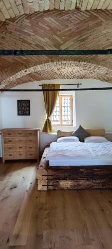 ein Schlafzimmer mit einem großen Bett und einer Holzdecke in der Unterkunft Šilarjeva huba Apartment in Bohinjska Bistrica