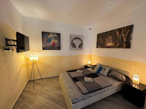 Schlafzimmer mit einem Bett und einem Flachbild-TV in der Unterkunft Casa Ponturo in Taormina