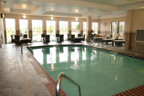 uma grande piscina no átrio do hotel em Hampton Inn Jackson/Flowood - Airport Area MS em Luckney