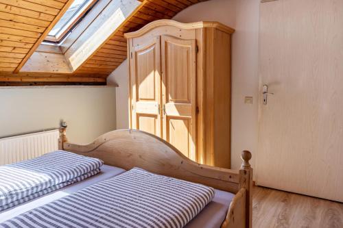 two beds in a room with a skylight at Haus Unterseeblick Sonnenuntergang in Gaienhofen