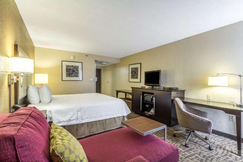 a hotel room with a bed and a couch at Hampton Inn Jackson Pearl Intrntl Airport in Pearl