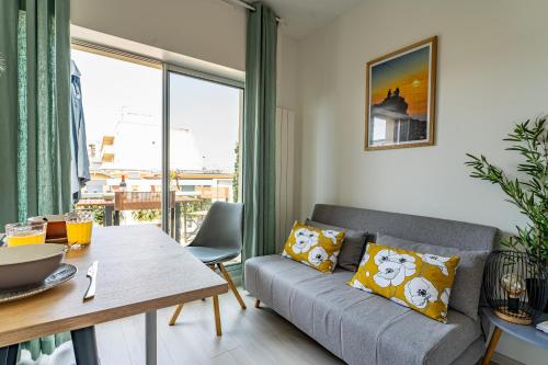 un salon avec un canapé et une table dans l'établissement Piton des Neiges - Nid douillet terrasse vue port, à Arcachon