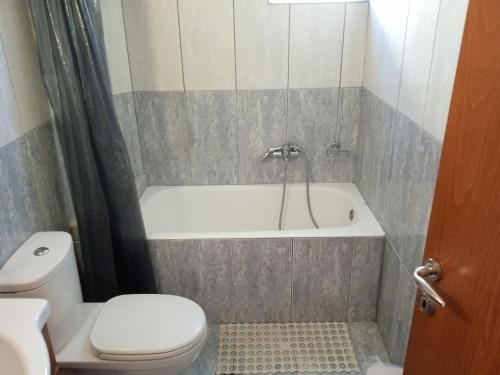 a bathroom with a tub and a toilet and a bath tub at Denise Villa in Platánion