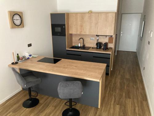 cocina con encimera, fregadero y escritorio en Moderný apartmán A408 v centre NR, parkovanie v cene, en Nitra