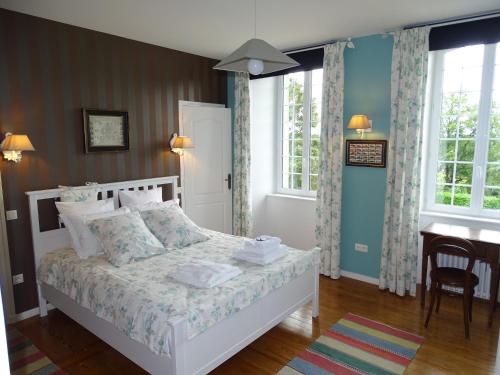 PercyにあるManoir Saint Martin Chambres d'hôtesのベッドと机と窓のある寝室