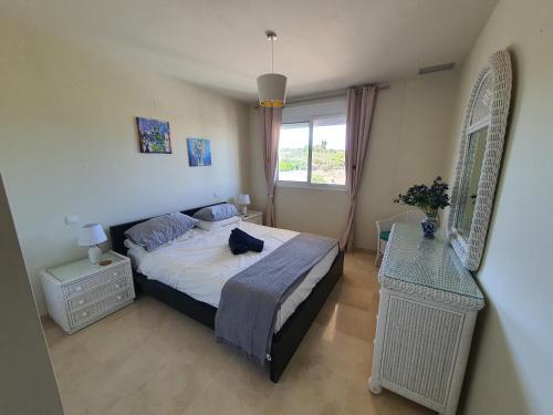 ein kleines Schlafzimmer mit einem Bett und einem Fenster in der Unterkunft The Gaff in the Sun in Manilva