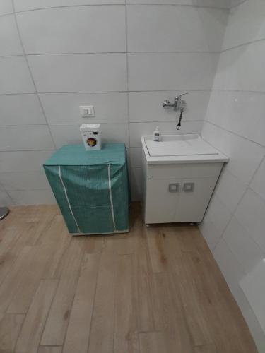 Baño blanco con lavabo y encimera en Sikelia Etna House, en Zafferana Etnea